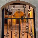 Colina Stone House *